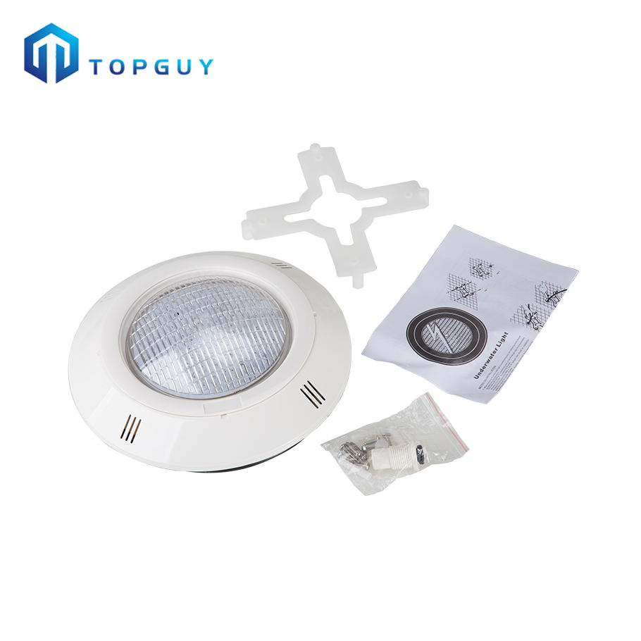 Piscine en r&eacute;sine sous la lumi&egrave;re de l'eau 